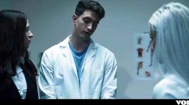 Nadržený doktor šuká partnera v laboratoři, než ho porodí CELÁ SCÉNA