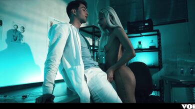 Nadržený doktor šuká partnera v laboratoři, než ho porodí CELÁ SCÉNA