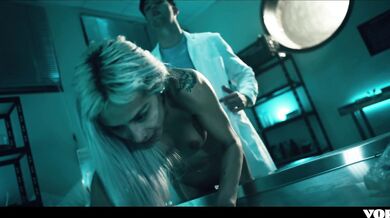 Nadržený doktor šuká partnera v laboratoři, než ho porodí CELÁ SCÉNA