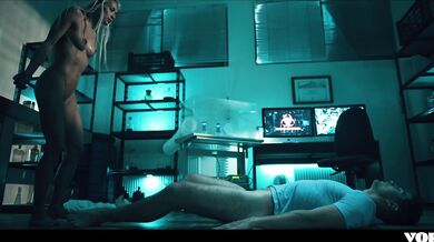 Nadržený doktor šuká partnera v laboratoři, než ho porodí CELÁ SCÉNA