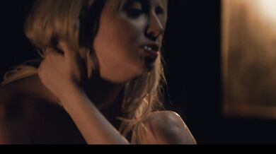 Mysterious stvoření se proměnilo Lexi Lore a Melody Marks tělesné