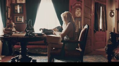 Mysterious stvoření se proměnilo Lexi Lore a Melody Marks tělesné