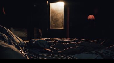 Mysterious stvoření se proměnilo Lexi Lore a Melody Marks tělesné