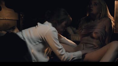 Mysterious stvoření se proměnilo Lexi Lore a Melody Marks tělesné