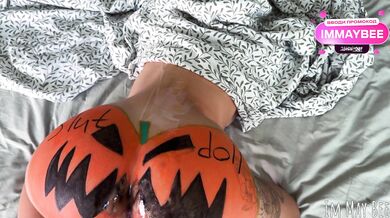 Local slut gives away her pussy on Halloween