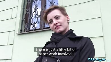 Short-haired amateur fucked by Public Agent in the car