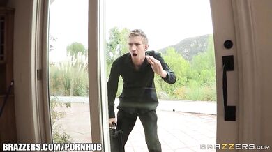 Squirting maid Gabriella Paltrova