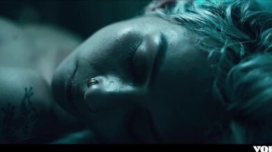 Nadržený doktor šuká partnera v laboratoři, než ho porodí CELÁ SCÉNA