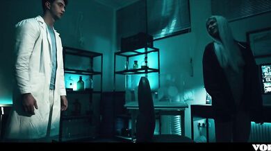 Nadržený doktor šuká partnera v laboratoři, než ho porodí CELÁ SCÉNA