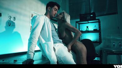 Nadržený doktor šuká partnera v laboratoři, než ho porodí CELÁ SCÉNA