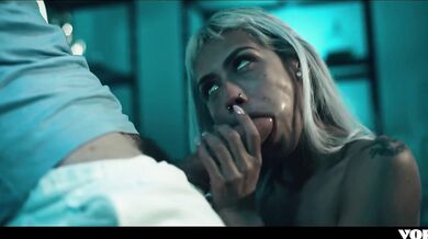 Nadržený doktor šuká partnera v laboratoři, než ho porodí CELÁ SCÉNA