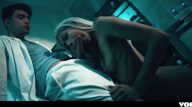 Nadržený doktor šuká partnera v laboratoři, než ho porodí CELÁ SCÉNA