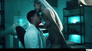 Nadržený doktor šuká partnera v laboratoři, než ho porodí CELÁ SCÉNA