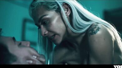 Nadržený doktor šuká partnera v laboratoři, než ho porodí CELÁ SCÉNA