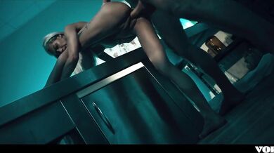 Nadržený doktor šuká partnera v laboratoři, než ho porodí CELÁ SCÉNA