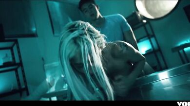 Nadržený doktor šuká partnera v laboratoři, než ho porodí CELÁ SCÉNA