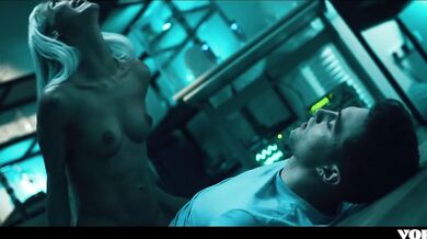 Nadržený doktor šuká partnera v laboratoři, než ho porodí CELÁ SCÉNA