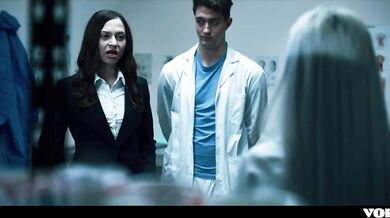 Nadržený doktor šuká partnera v laboratoři, než ho porodí CELÁ SCÉNA