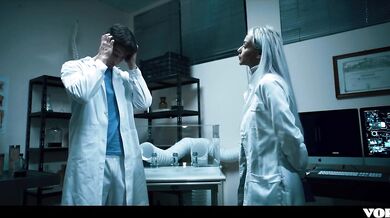 Nadržený doktor šuká partnera v laboratoři, než ho porodí CELÁ SCÉNA