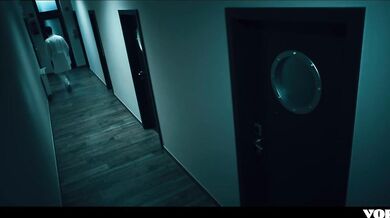 Nadržený doktor šuká partnera v laboratoři, než ho porodí CELÁ SCÉNA