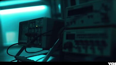 Nadržený doktor šuká partnera v laboratoři, než ho porodí CELÁ SCÉNA