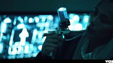 Nadržený doktor šuká partnera v laboratoři, než ho porodí CELÁ SCÉNA