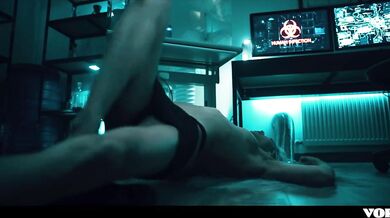 Nadržený doktor šuká partnera v laboratoři, než ho porodí CELÁ SCÉNA