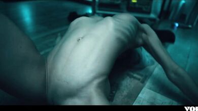 Nadržený doktor šuká partnera v laboratoři, než ho porodí CELÁ SCÉNA