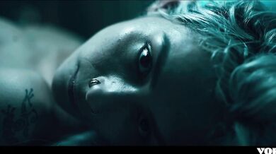 Nadržený doktor šuká partnera v laboratoři, než ho porodí CELÁ SCÉNA