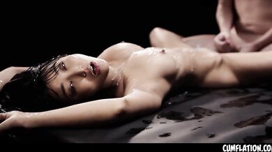 Emiri Momota Cumflation - Asijské kotě bere zatížení po zatížení cum uvnitř její kundičky a Belly plné