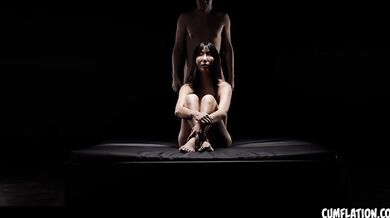 Emiri Momota Cumflation - Asijské kotě bere zatížení po zatížení cum uvnitř její kundičky a Belly plné