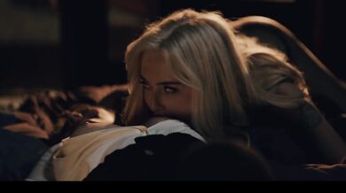 Mysterious stvoření se proměnilo Lexi Lore a Melody Marks tělesné