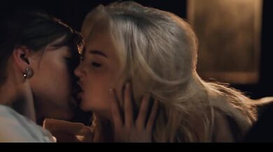 Mysterious stvoření se proměnilo Lexi Lore a Melody Marks tělesné