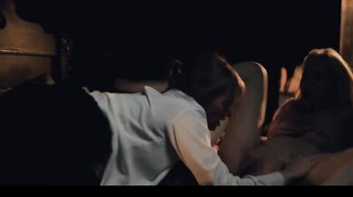 Mysterious stvoření se proměnilo Lexi Lore a Melody Marks tělesné