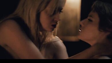 Mysterious stvoření se proměnilo Lexi Lore a Melody Marks tělesné