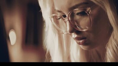 Mysterious stvoření se proměnilo Lexi Lore a Melody Marks tělesné