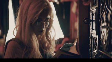 Mysterious stvoření se proměnilo Lexi Lore a Melody Marks tělesné