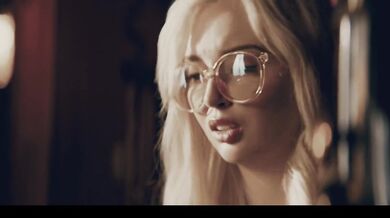 Mysterious stvoření se proměnilo Lexi Lore a Melody Marks tělesné