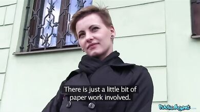 Short-haired amateur fucked by Public Agent in the car