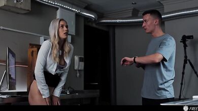 Horny guy can stop time and fucks sexy doctor