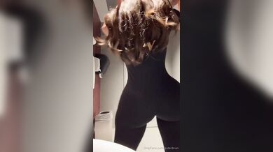 Ester Bron PAWG Twerks Ass in Bathroom