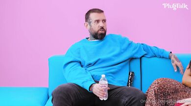 Nia Bleu And Lena The Plug Share A Cock On A Blue Couch